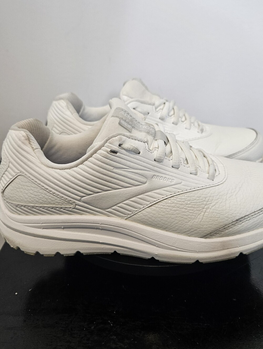 Brooks Addiction Walker 2 Sneaker White/White Women's Size 8.5 - Picture 3 of 11